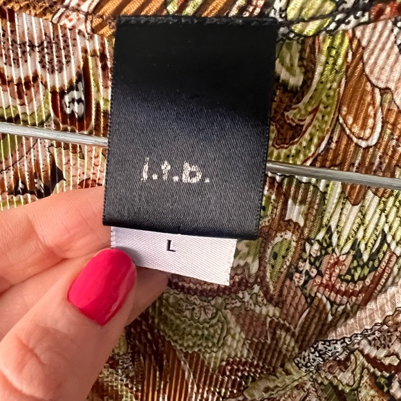 Flowing V-Neck Top - Picture 4 of 4